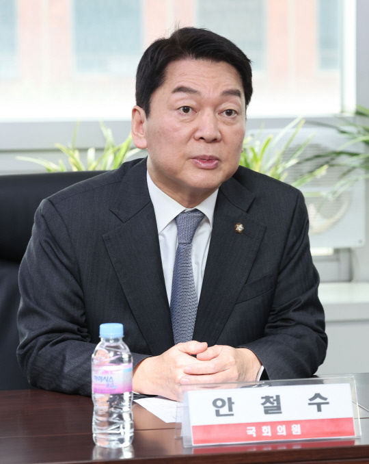 안철수 국민의힘 의원이 지난 2023년 12월13일 오전 서울 영등포구 한국노동조합총연맹(한국노총)을 방문해 김동명 한국노총 위원장 등 관계자들과 면담하고 있다.<연합뉴스>